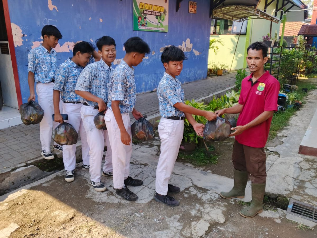 Kegiatan Bakti Sosial Siswa SekolahKu ke Panti Asuhan