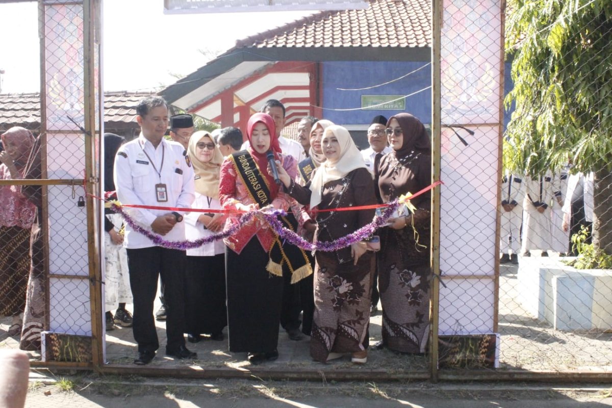 Meriahkan Dies Natalis ke-35, Bunda Literasi Kota Pekalongan Buka Bazar Makanan Khas dan Batik Homemade SMP N 11 Pekalongan