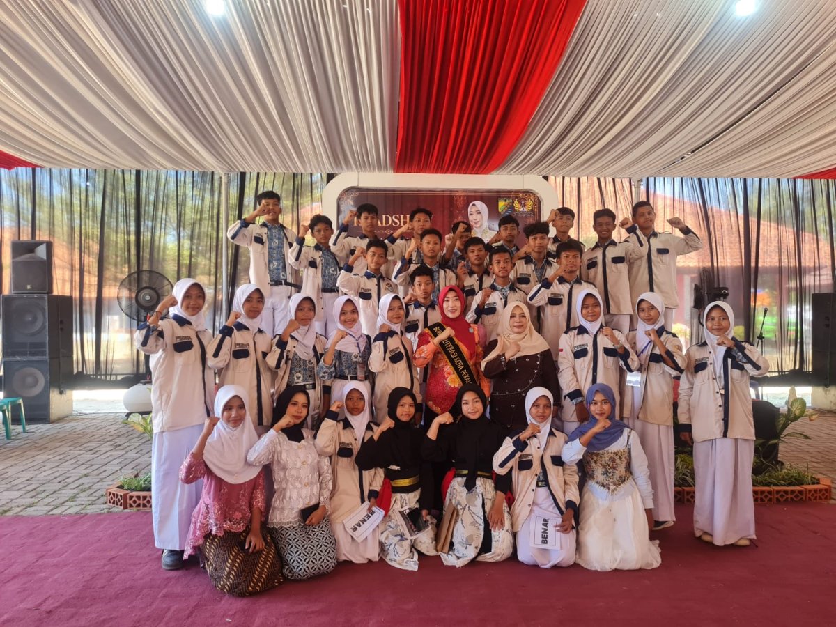 Sinergi Dorong Budaya Baca, Bunda Literasi Kota Pekalongan Hadiri Masa Pengenalan Lingkungan Sekolah di SMP N 11 Pekalongan